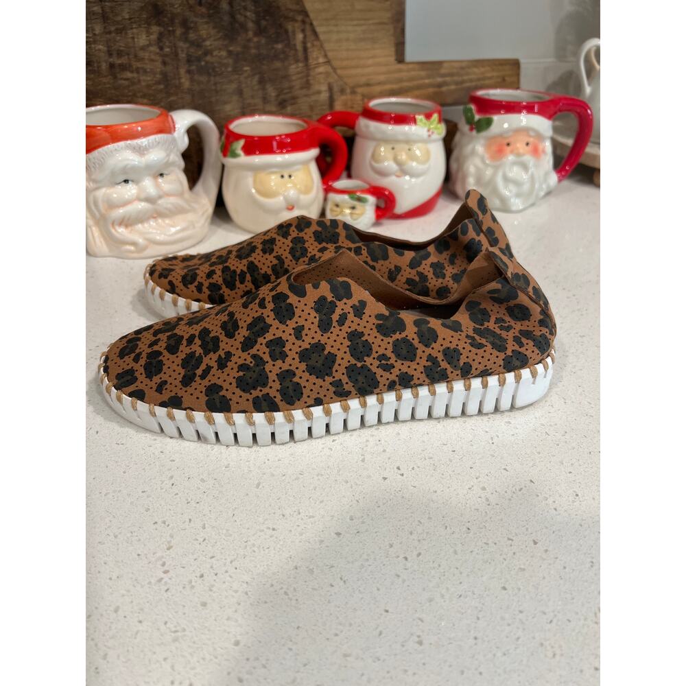Isle Jacobsen size 37 US 7 cheetah print slip on shoes
